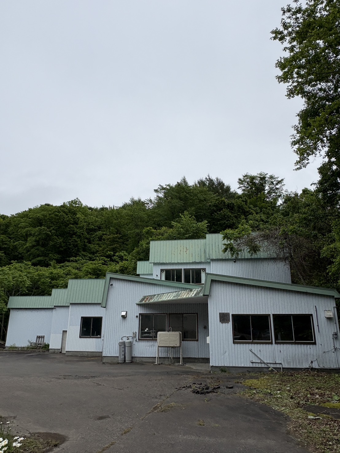 北海道網走市の豊かな自然に囲まれた「流氷の丘カンパニー」のお菓子製造工房の外観。
Exterior view of the Ryuhyo no Oka Company confectionery workshop surrounded by nature in Abashiri, Hokkaido.