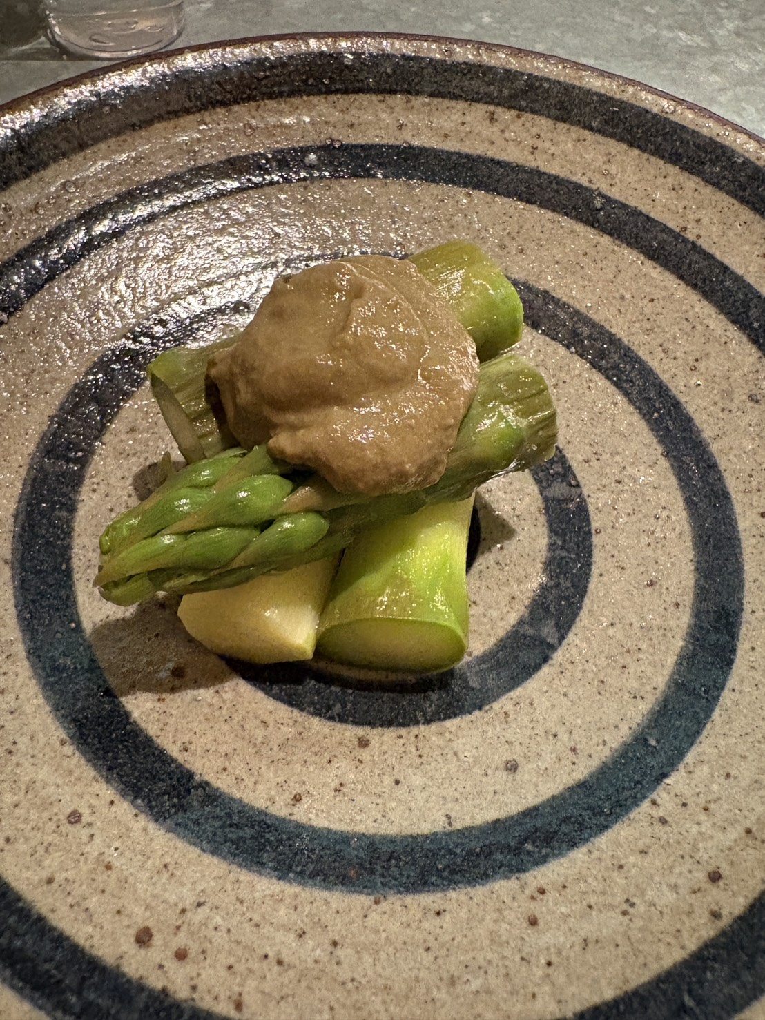 網走「屯屯(TONTON)」の旬の太アスパラガスと特製味噌ソース添え。 Thick seasonal green asparagus served with special miso sauce at izakaya TONTON in Abashiri.