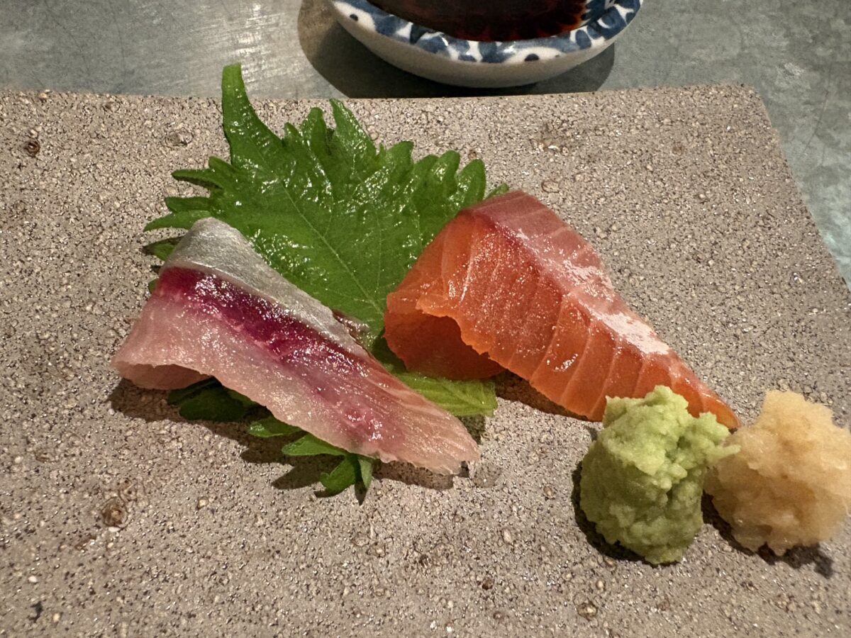 網走「屯屯(TONTON)」の新鮮なお刺身盛り合わせ(ニシン、サーモン等)。 Fresh local sashimi platter featuring herring and salmon at izakaya TONTON in Abashiri.