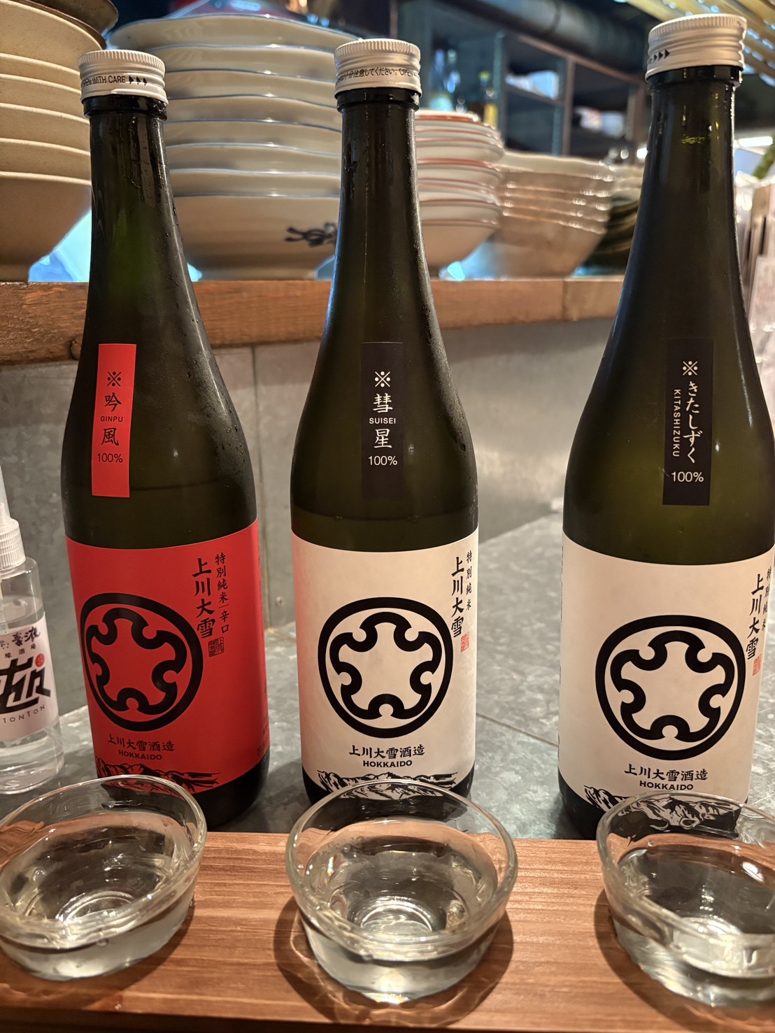 「酒縁酒場 屯屯(TONTON)」の本日の日本酒メニュー。北海道や全国の厳選地酒リスト。
Japanese sake menu at izakaya TONTON featuring local Hokkaido brands and rare regional sake.