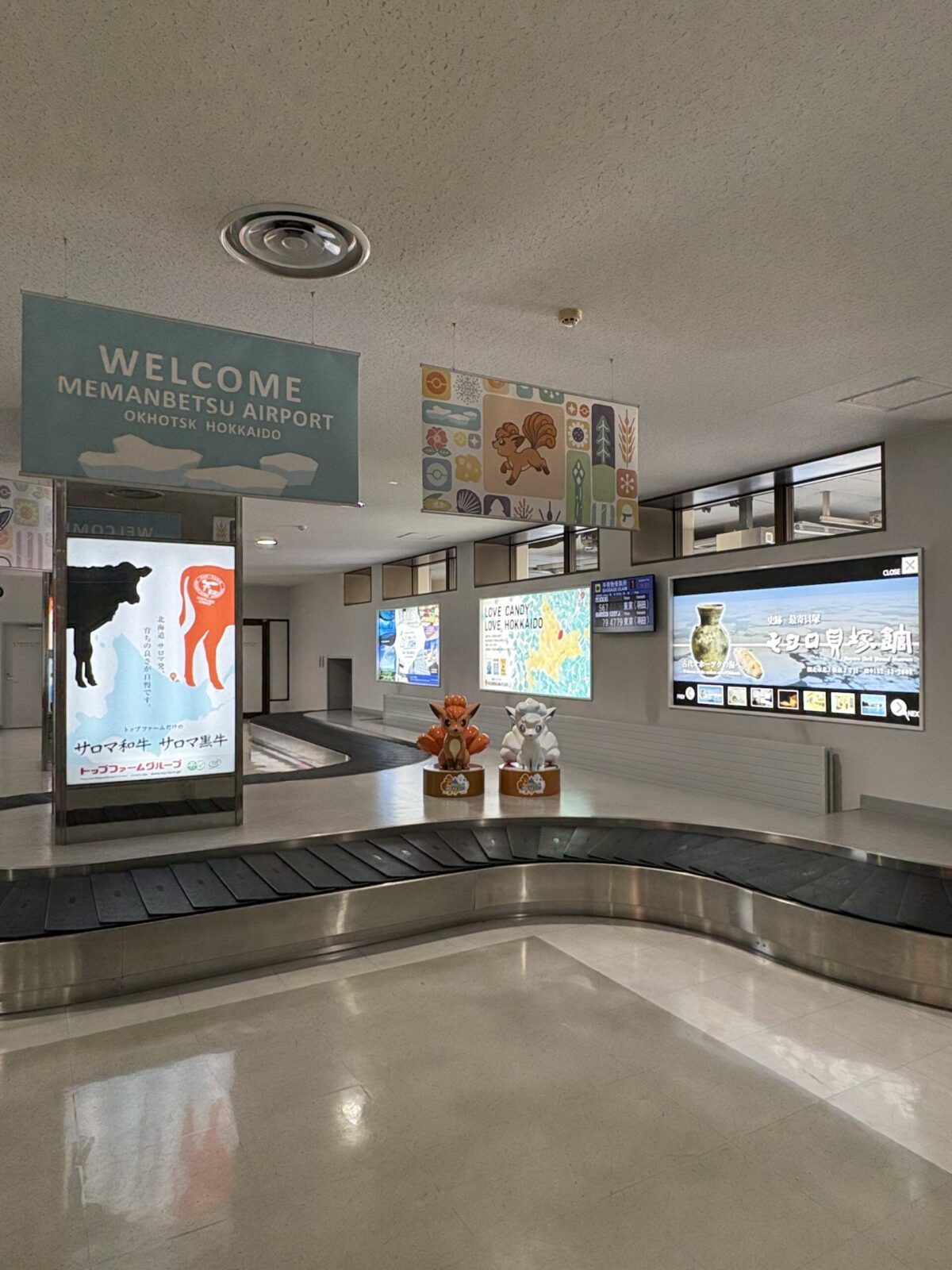 女満別空港の手荷物受取所。北海道の「推しポケモン」ロコンとアローラのロコンの像がお出迎え
Vulpix and Alolan Vulpix statues welcoming passengers at Memanbetsu Airport baggage claim