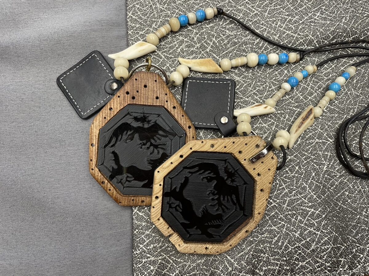 オホーツクの文化を感じさせる、アイヌ文様が彫られた木製のキーホルダーと装飾品
Wooden keychains and ornaments featuring traditional Ainu carvings at Tsuruga Resort