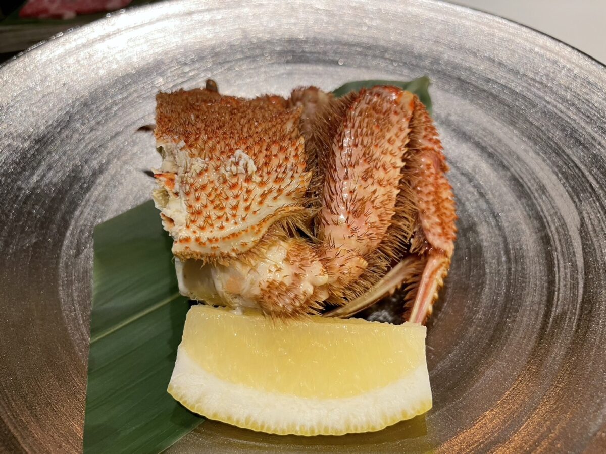 オホーツクを代表する味覚、香ばしく茹で上げられた新鮮な毛蟹の盛り付け
Freshly boiled local hairy crab served as part of the exquisite dinner course