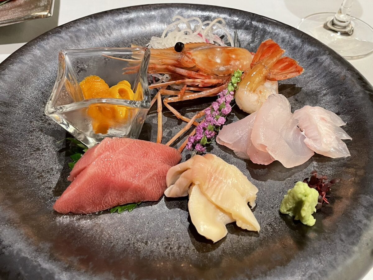 ウニ、マグロ、プリプリのエビや貝類など、オホーツクの海の幸が贅沢に盛られたお造り
Luxurious sashimi platter featuring fresh sea urchin, tuna, shrimp, and shellfish from the Sea of Okhotsk