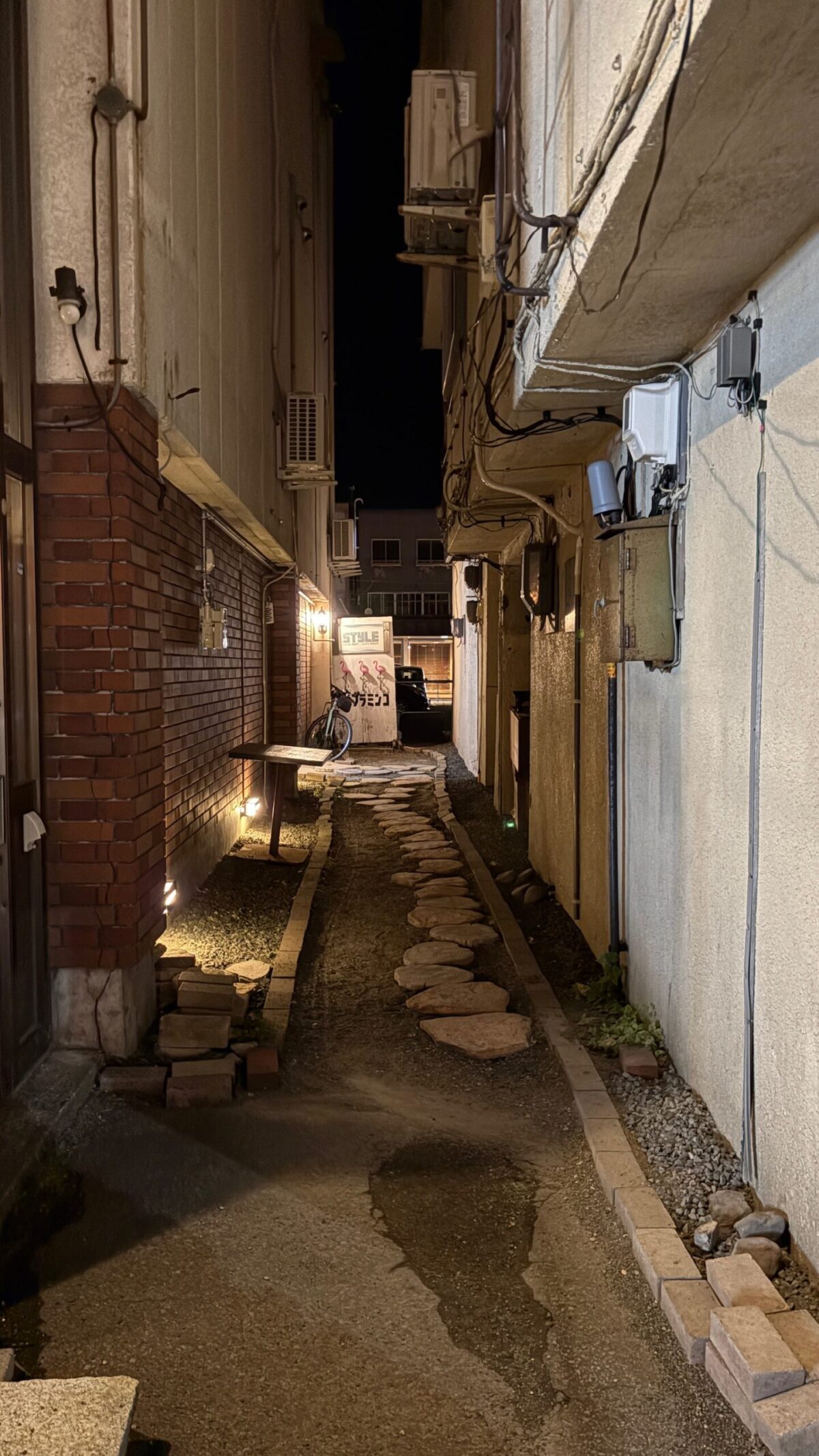 レンガ調の壁と飛び石が続く、網走のBAR STYLEへと続く隠れ家感満載の小道