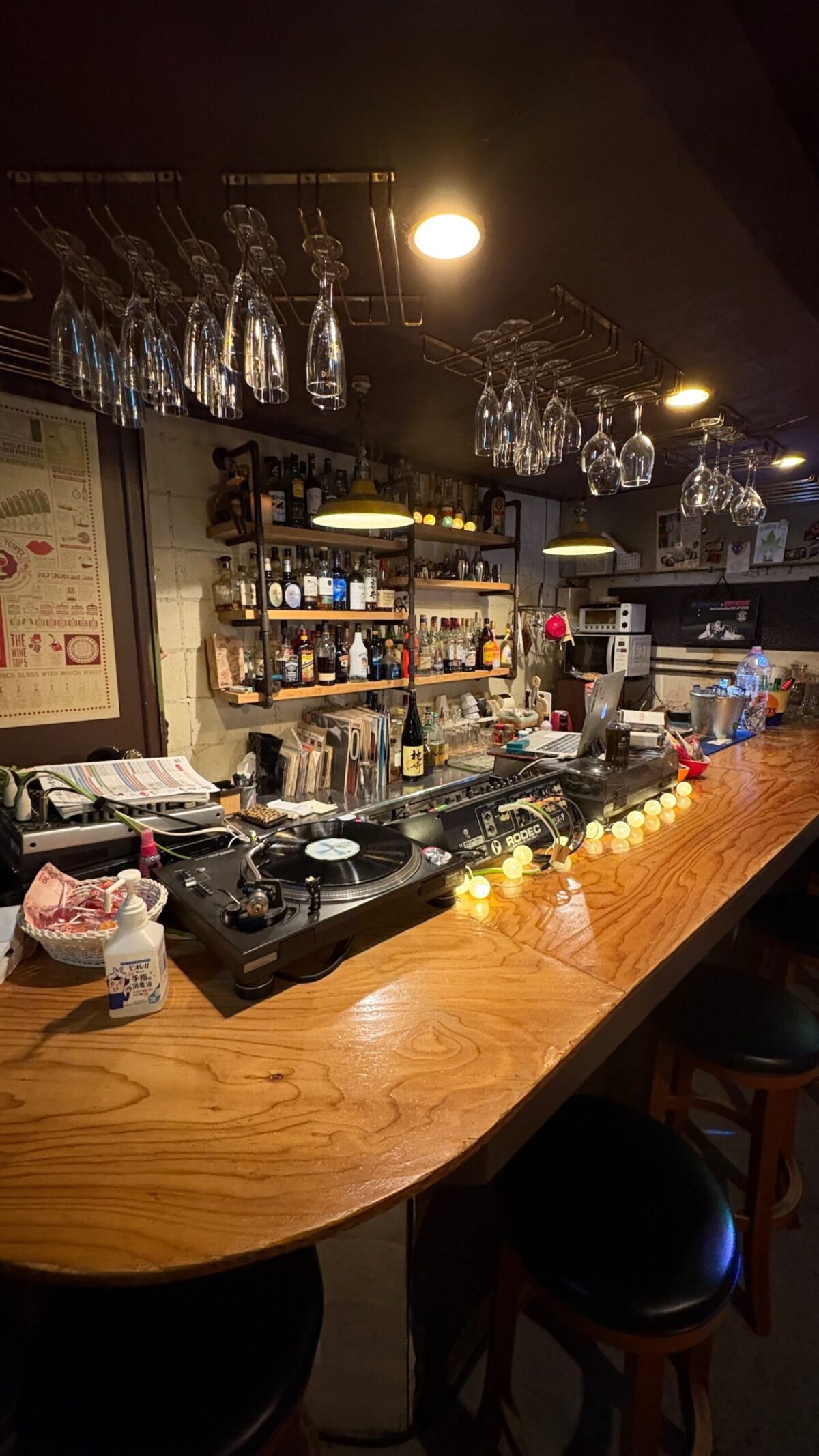 温かみのある木目調のカウンターとグラスが美しく並ぶBAR STYLEの店内